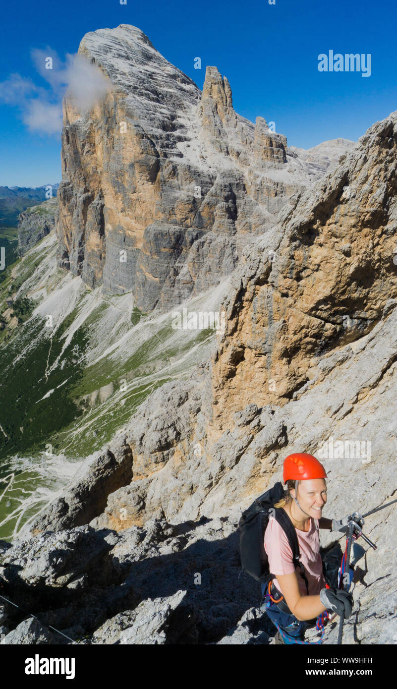 Attraktive brünette Frauen Bergsteiger auf einem steilen Klettersteig in Südtirol Stockfoto