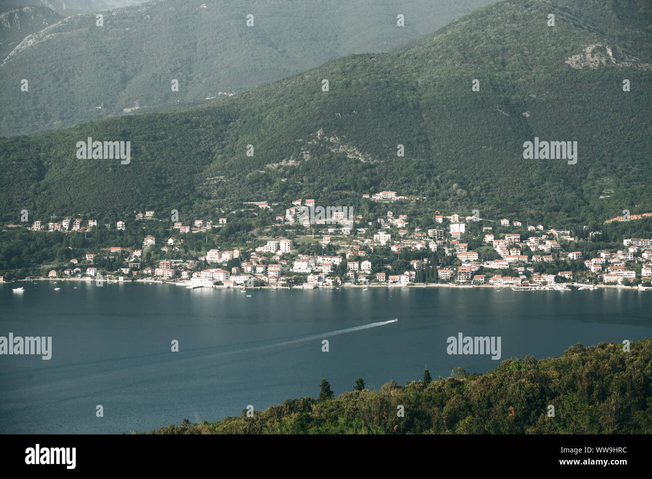 Boko Bucht von Kotor. Schöne Aussicht auf das Meer und die Berge der natürlichen Landschaft und der Küstenstadt in Montenegro. Stockfoto