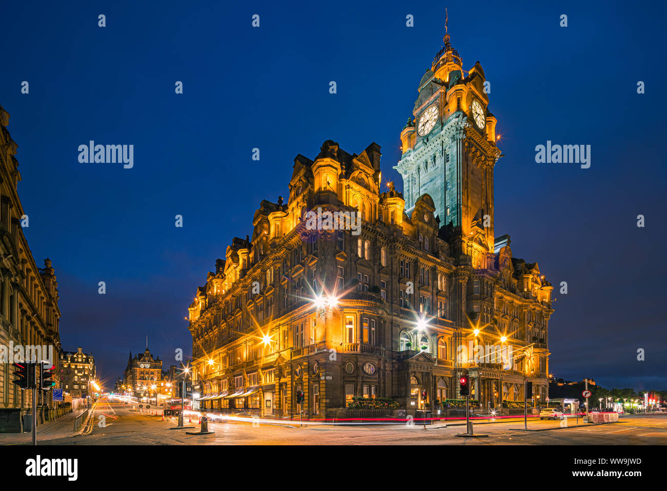 Twilight im Balmoral Hotel in Edinburgh, Schottland. Stockfoto