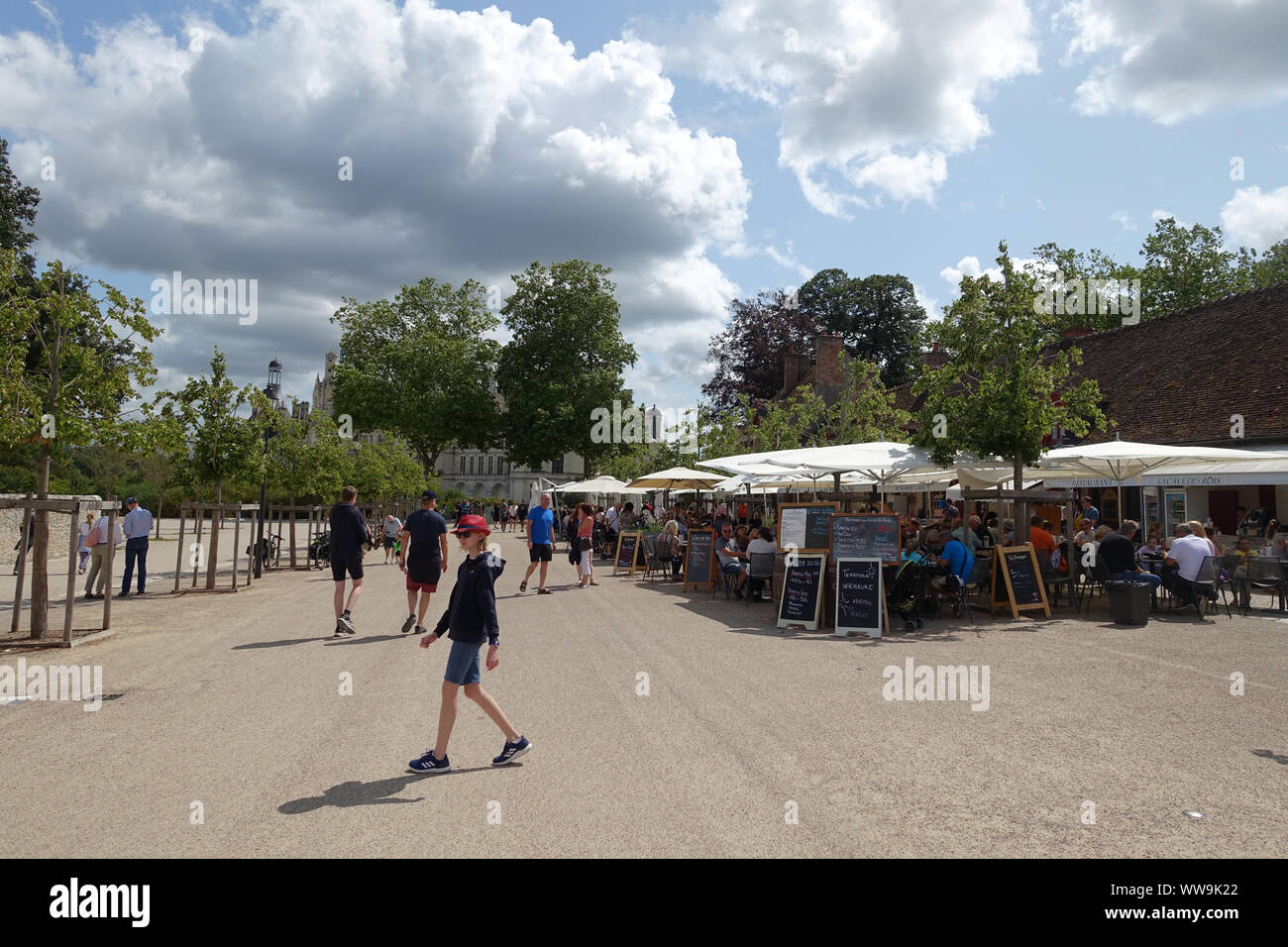 Chambord, Frankreich vom 30. Juli 2019: Restaurants und Touristen auf dem Gelände des Château de Chambord an der Loire Region in Frankreich Stockfoto