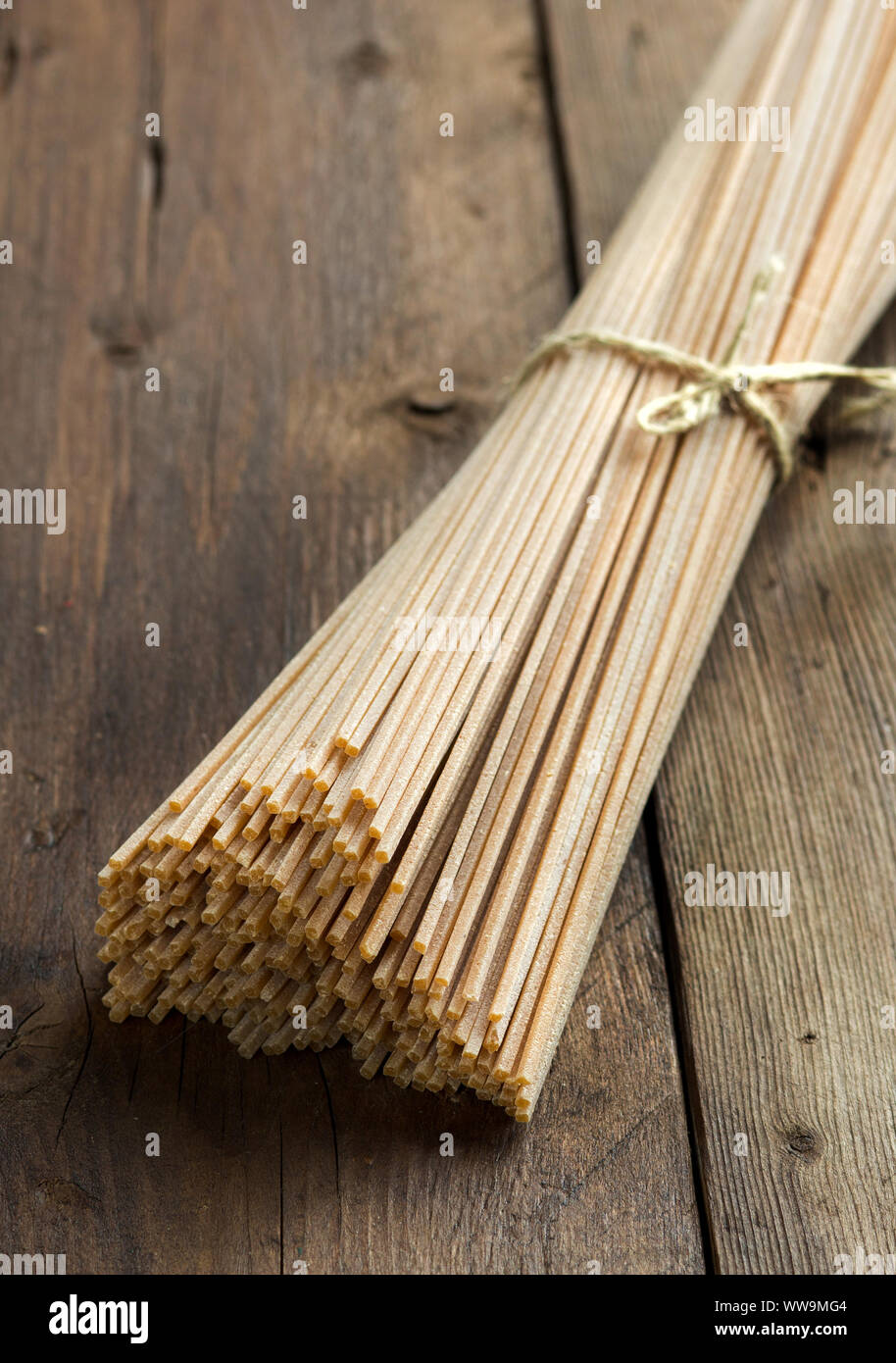 Vollkorn Spaghetti auf dem alten Holztisch Stockfoto
