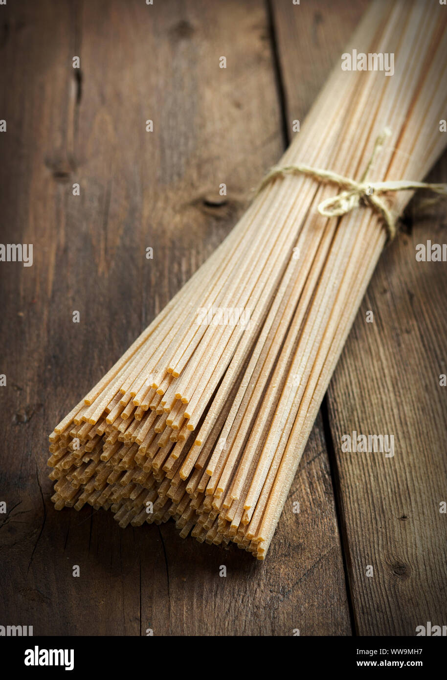Vollkorn Spaghetti auf dem alten Holztisch Stockfoto