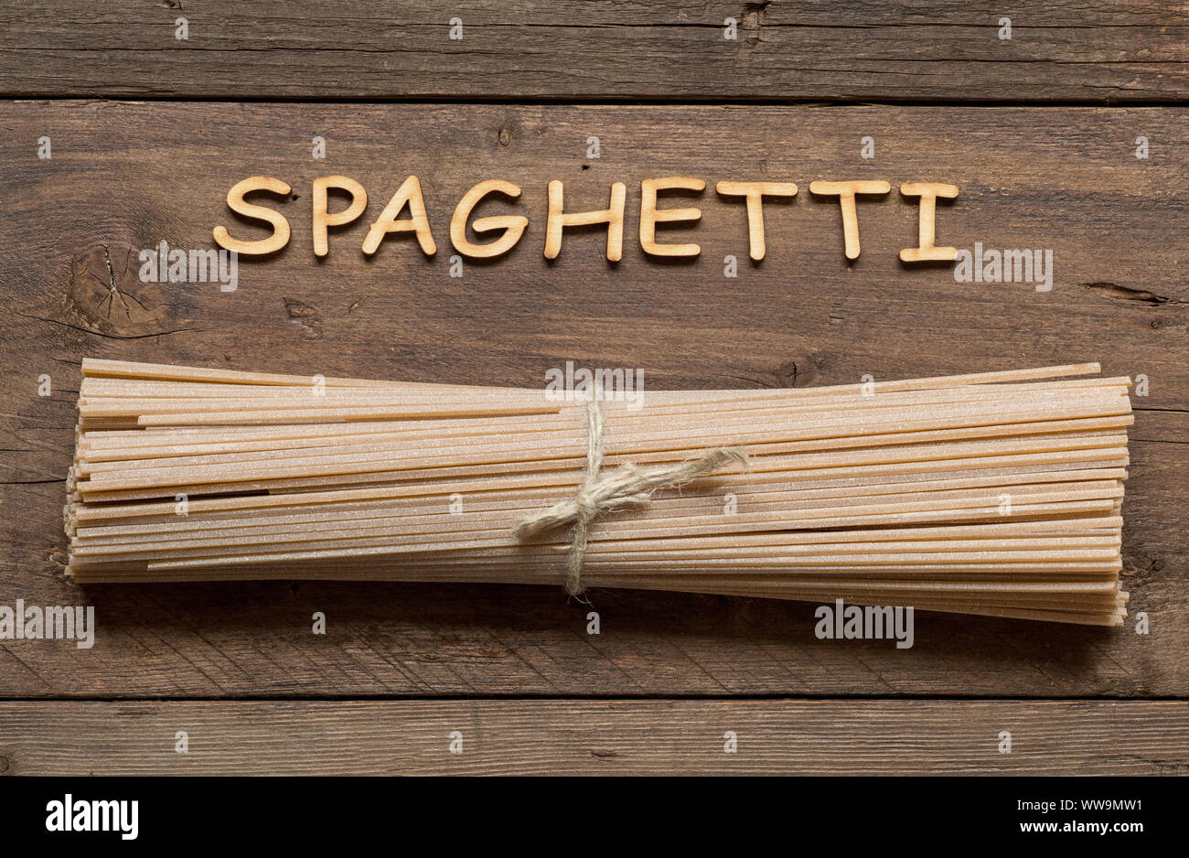 Vollkorn Spaghetti und ein Wort Spaghetti auf Holz Stockfoto