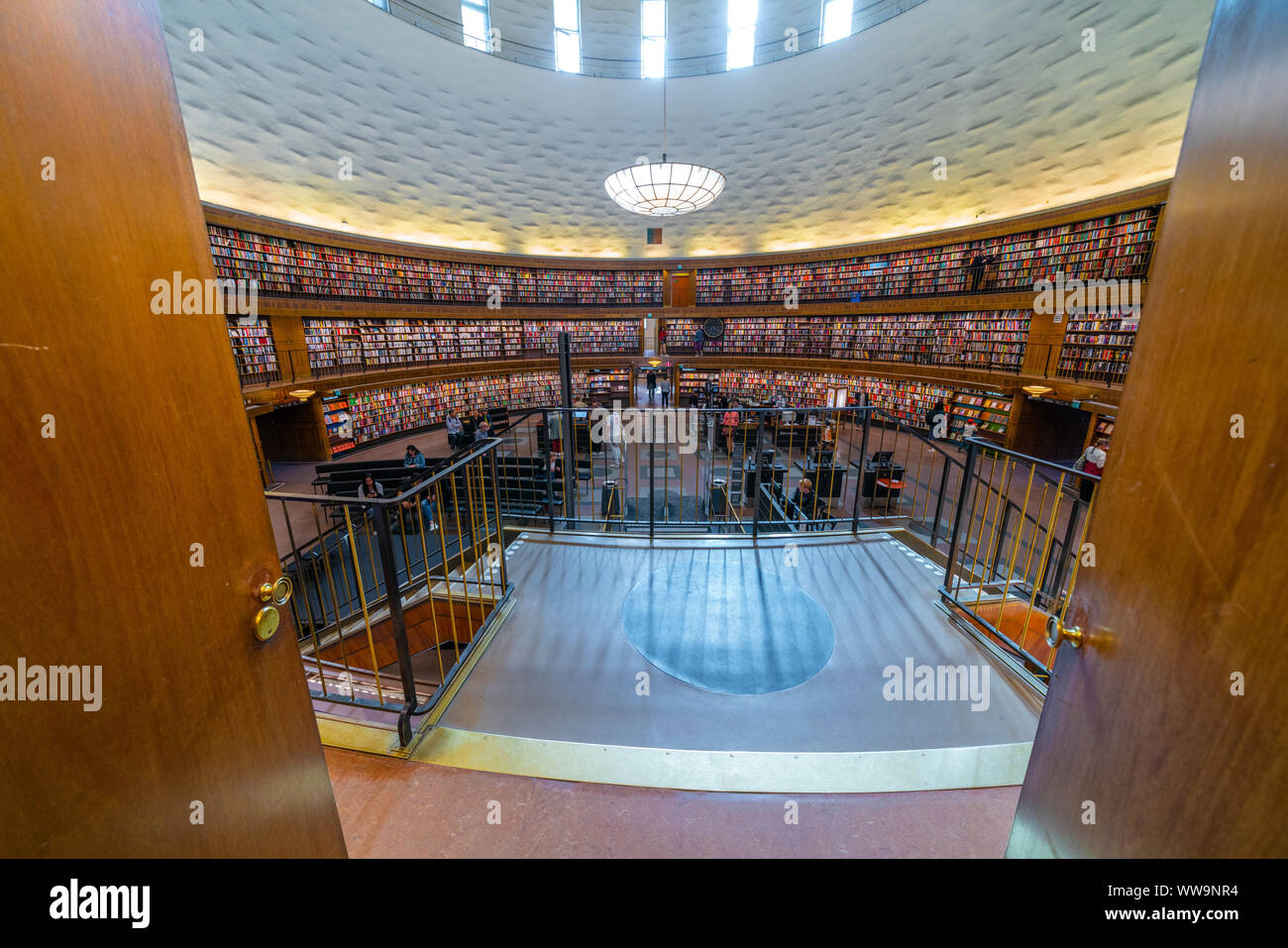 Die rotunde aus eine offene Tür, Stockholm Public Library (stadsbibliotek), Stockholm, Schweden, Skandinavien Stockfoto