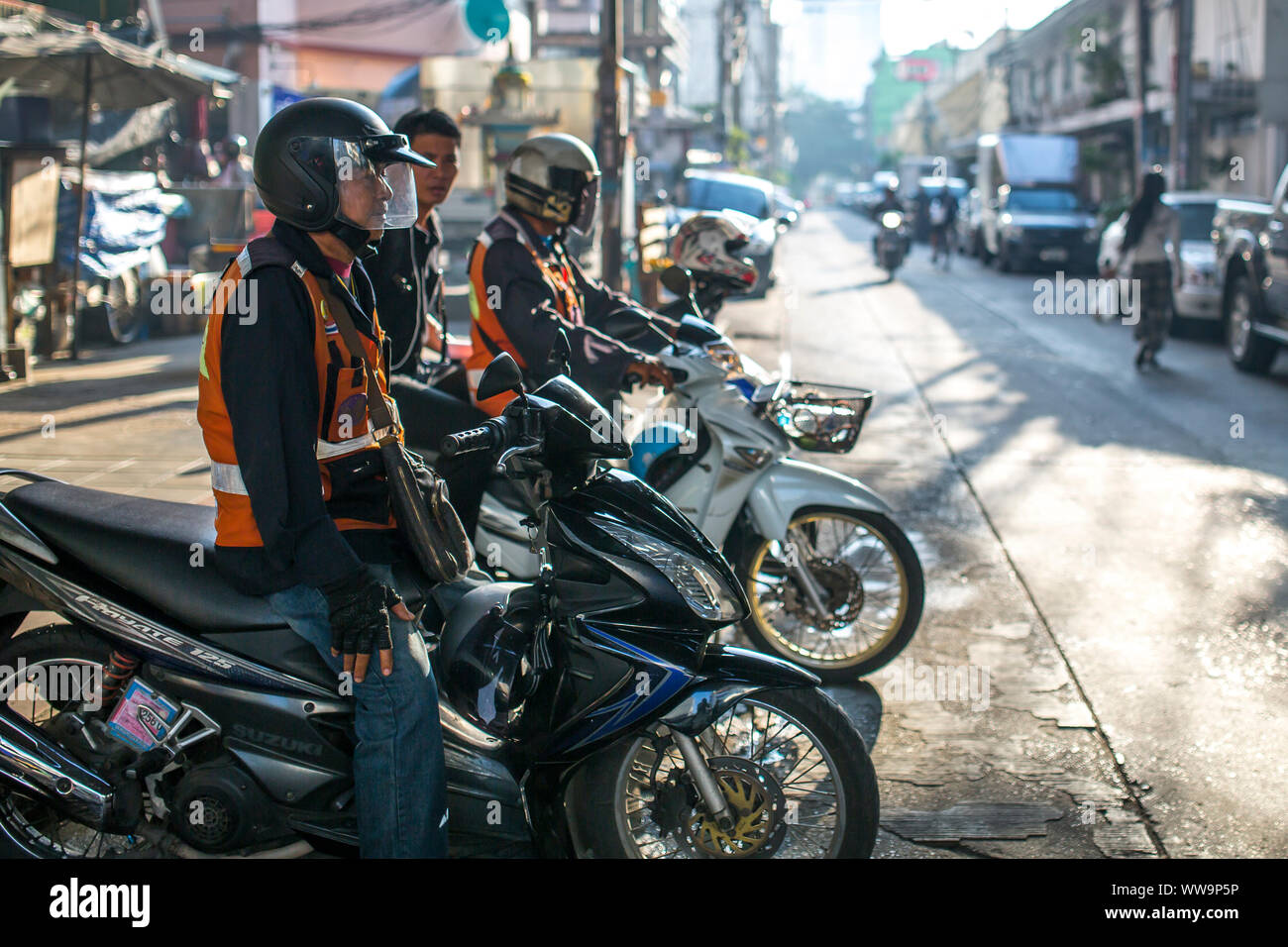 Bangkok, Thailand - Moto - Taxifahrer auf den Straßen von Bangkok. Stockfoto