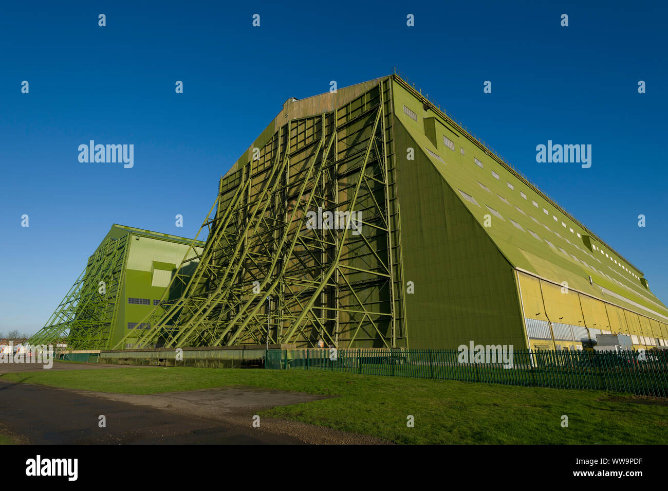 Cardington Nummer 1 (links) und 2 (rechts) Luftschiff Schuppen, Halle 2 ist jetzt Cardington Studios. Die Schuppen waren ursprünglich für Britains Luftschiff constru gebaut Stockfoto