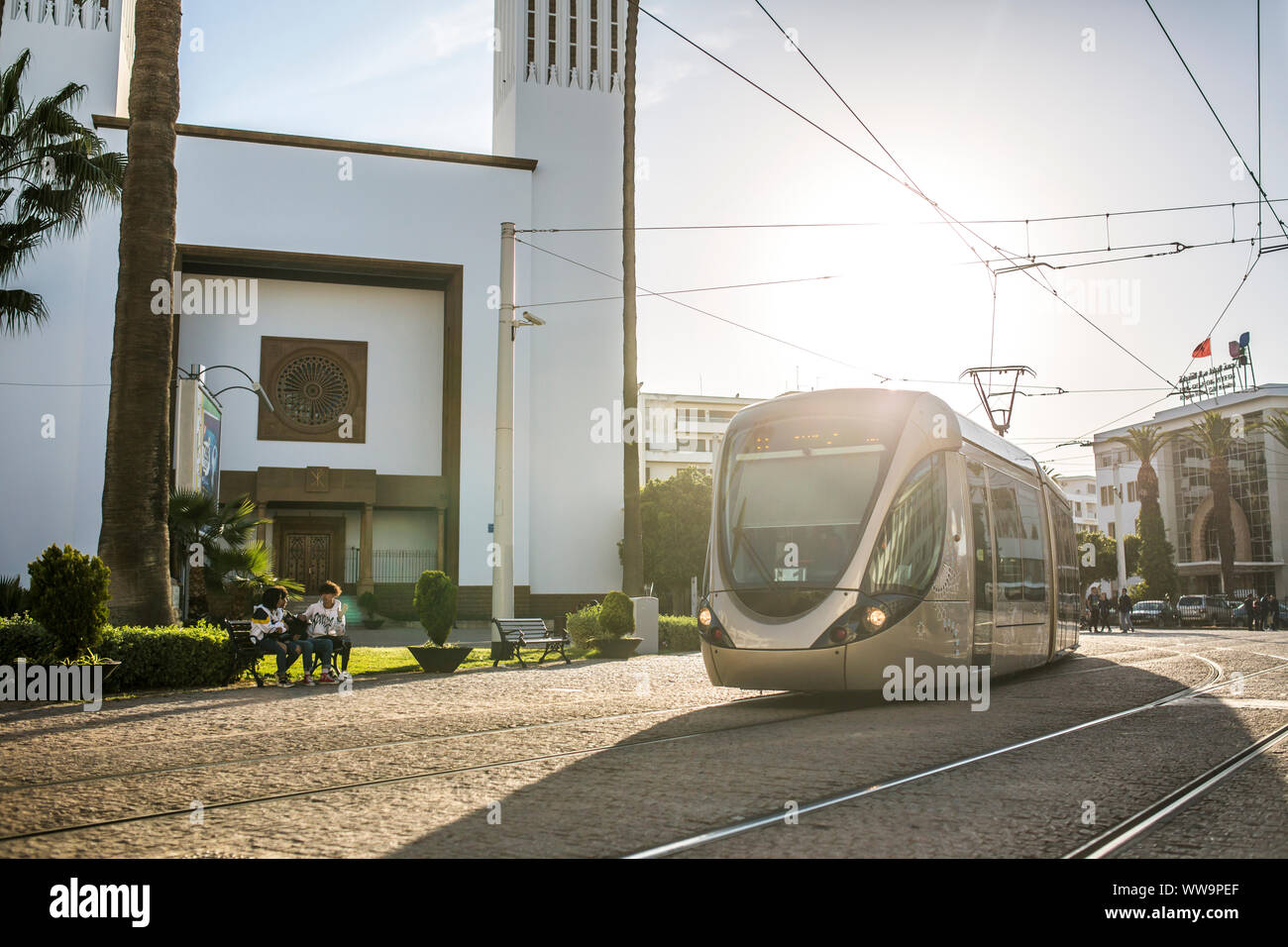 Rabat, Marokko - April 9, 2019: Straßenbahn laufen durch die Straßen von Rabat, Marokko. Stockfoto