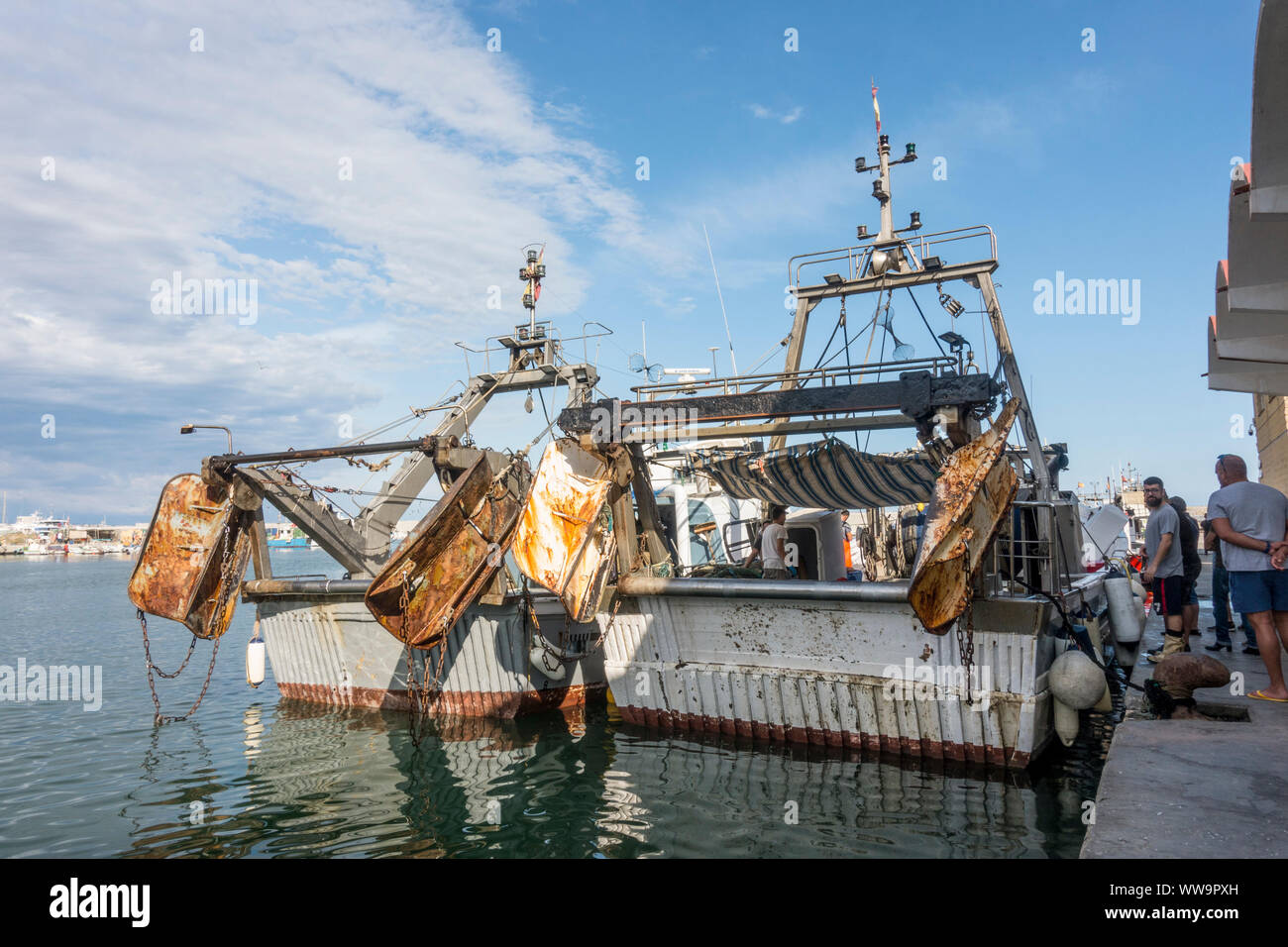 Kommerzielle Fischerboote im Hafen von Fuengirola, Andalusien, Spanien ankommen. Stockfoto