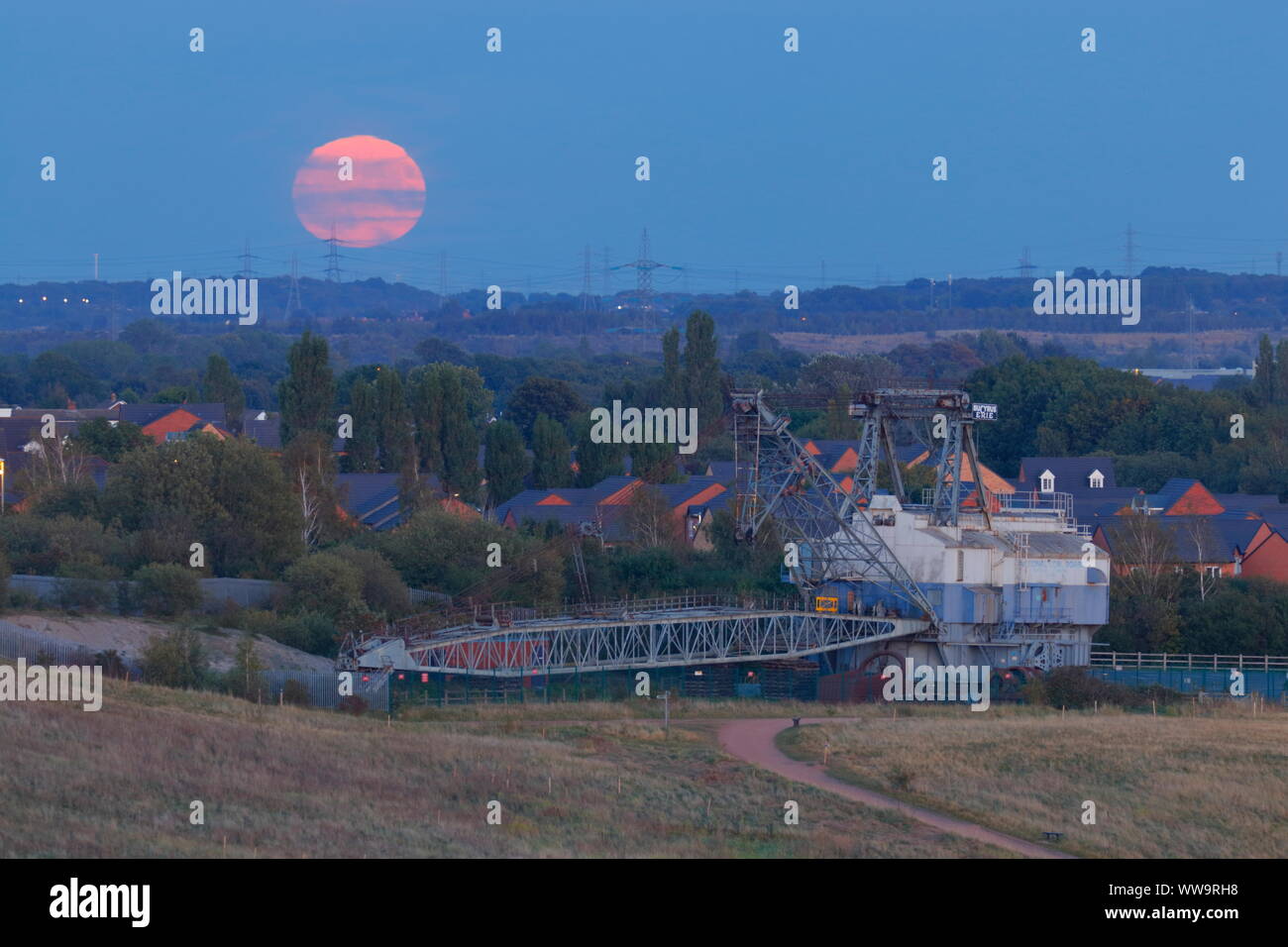 Die Ernte Vollmond am Freitag, dem 13. September mit Bucyrus Erie erhalten wandern Seilbagger bei RSPB St Aidan's Stockfoto