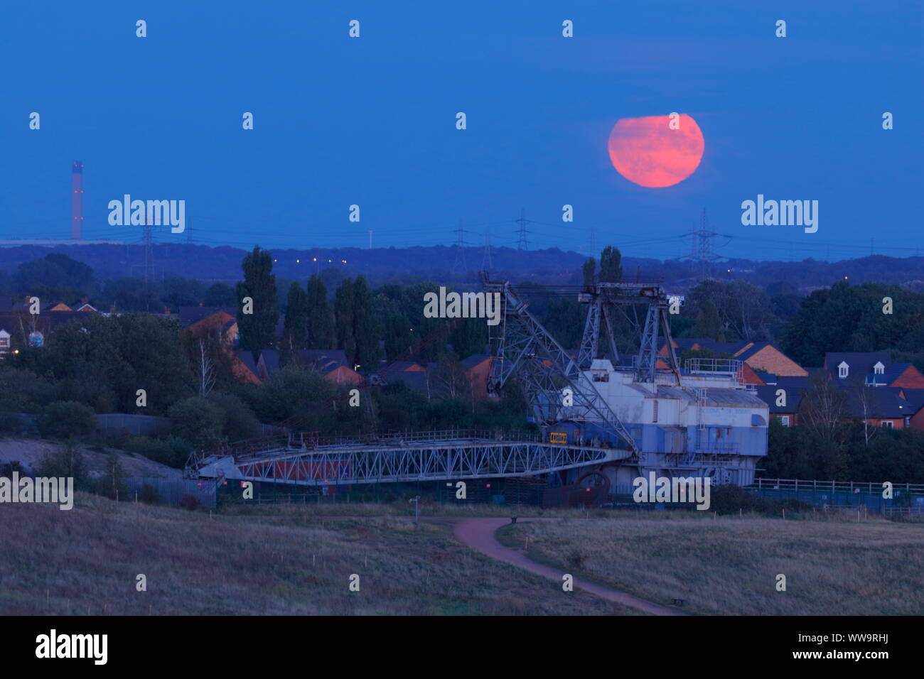 Die Ernte Vollmond am Freitag, dem 13. September mit Bucyrus Erie erhalten wandern Seilbagger bei RSPB St Aidan's Stockfoto