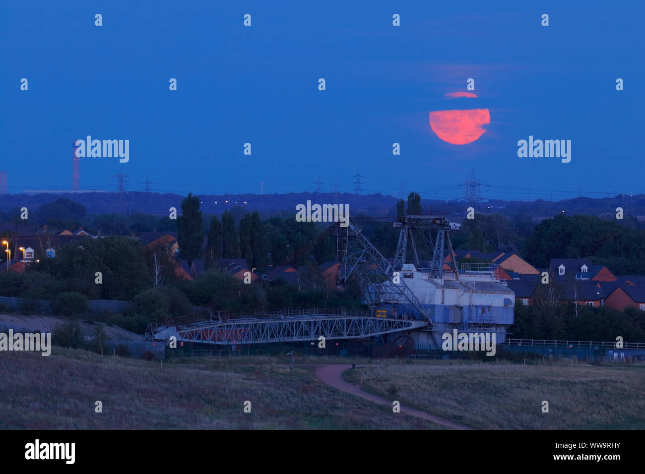 Die Ernte Vollmond am Freitag, dem 13. September mit Bucyrus Erie erhalten wandern Seilbagger bei RSPB St Aidan's Stockfoto