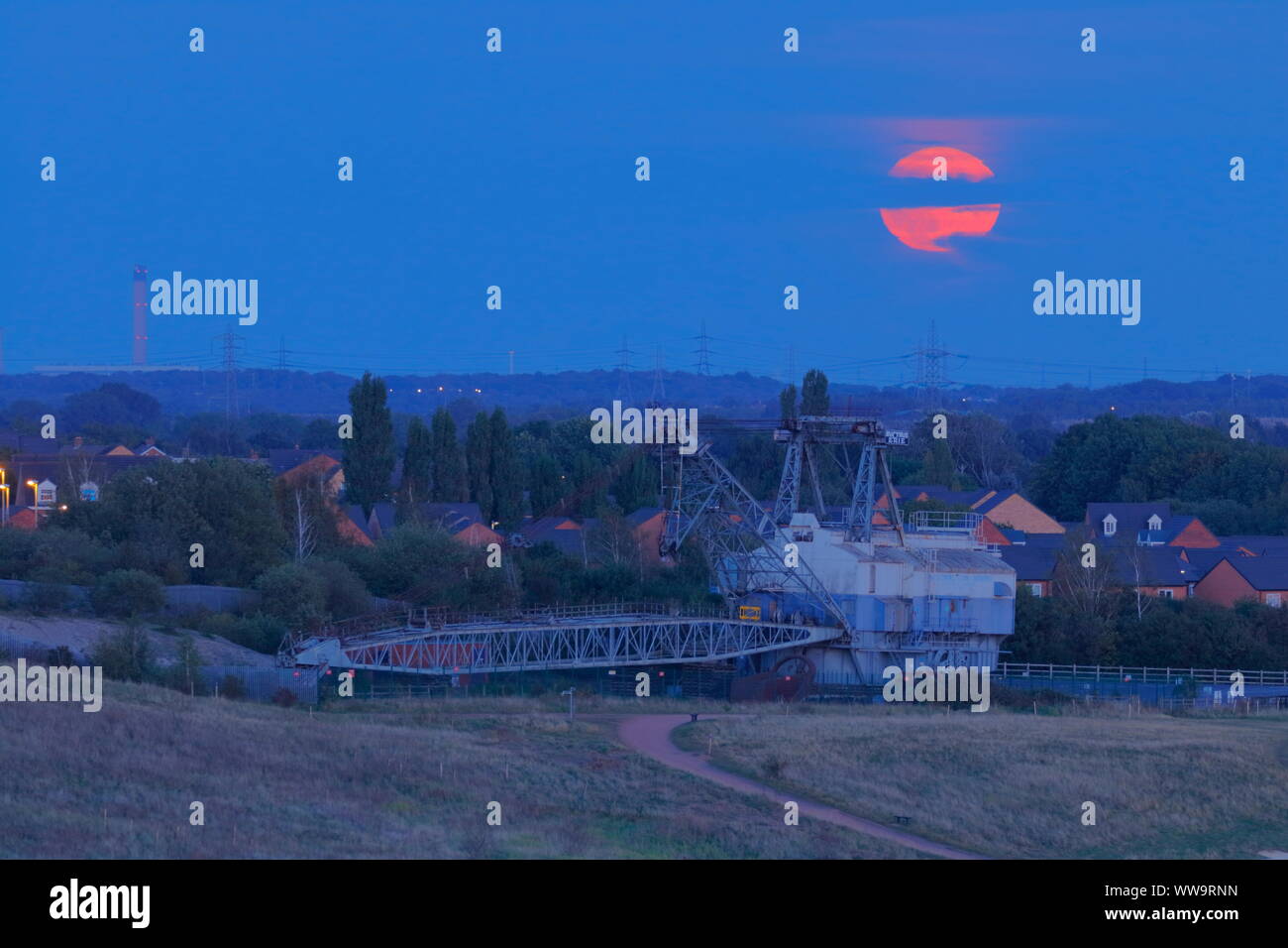 Die Ernte Vollmond am Freitag, dem 13. September mit Bucyrus Erie erhalten wandern Seilbagger bei RSPB St Aidan's Stockfoto