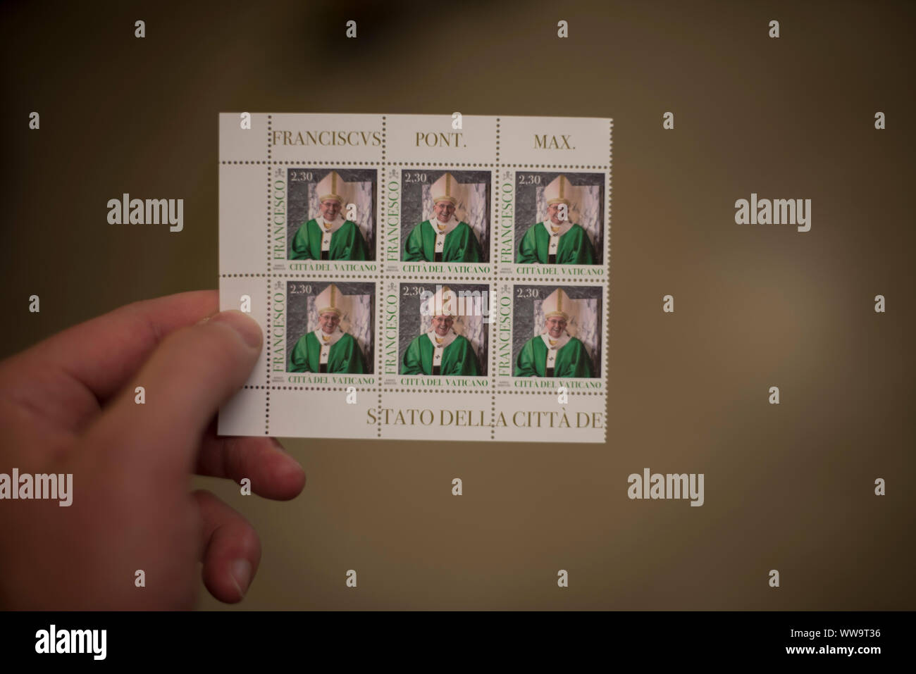 Rom, Italien, 6. Juli 2018: Eine Hand hält sechs Briefmarken mit Abbildungen von Papst Franziskus auf Ihnen. Stockfoto