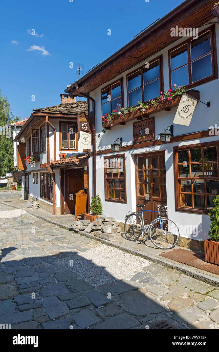 TRYAVNA, Bulgarien - Juli 6, 2018: Typische Straße und Häuser Haus aus dem 19. Jahrhundert in der Altstadt von Quedlinburg, Gabrovo, Bulgarien Stockfoto