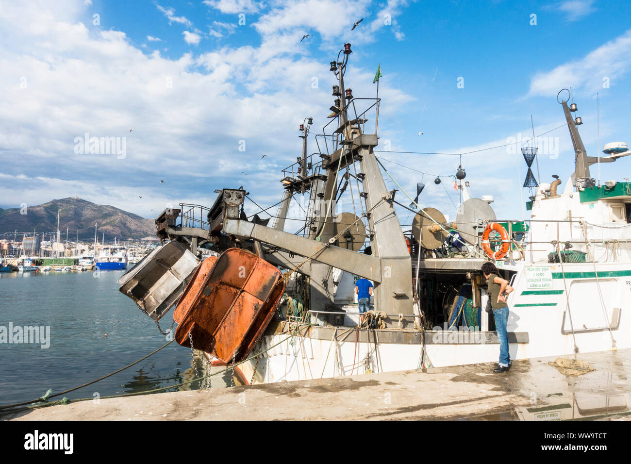Kommerzielle Fischerboote im Hafen von Fuengirola, Andalusien, Spanien ankommen. Stockfoto
