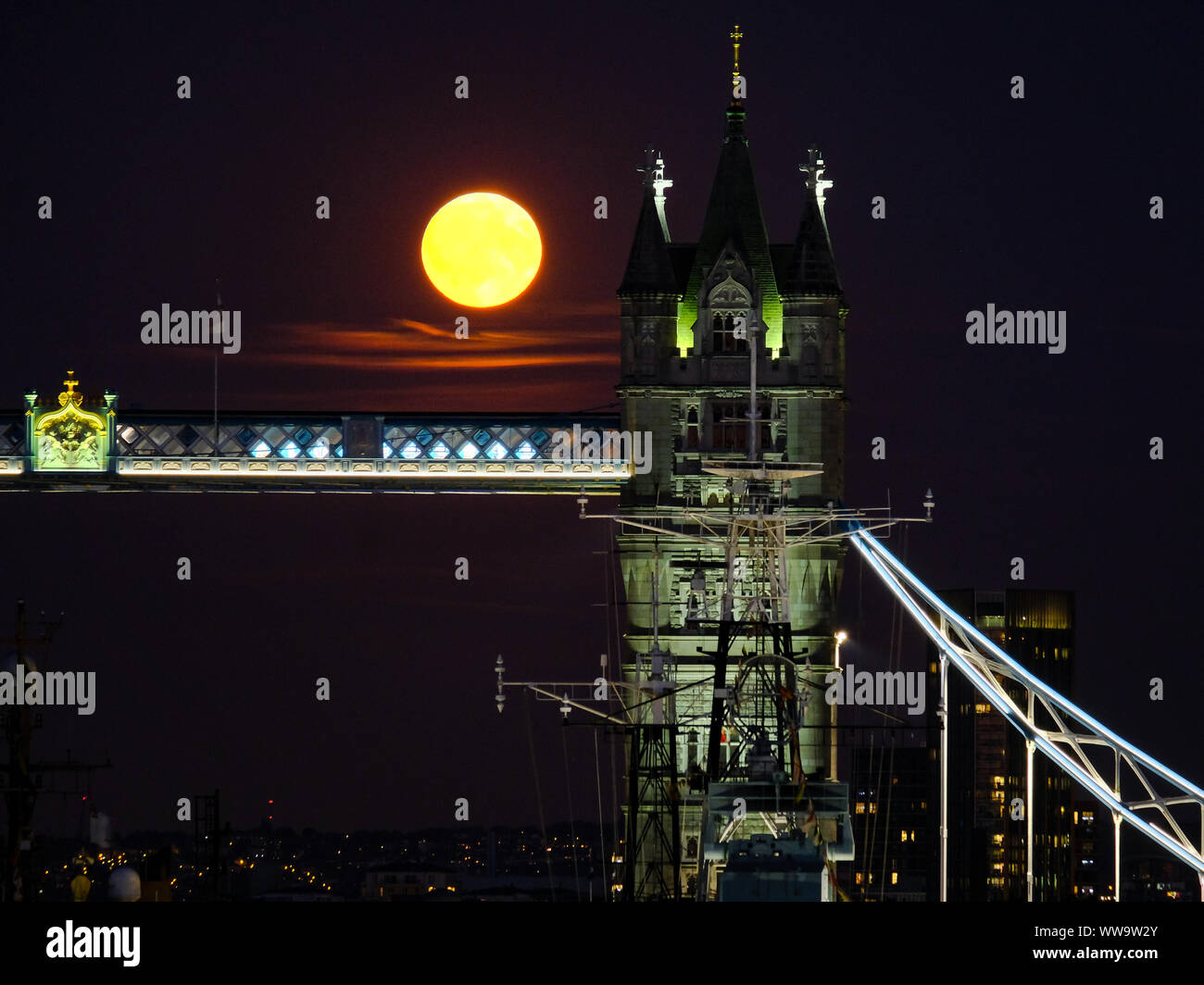 London, Großbritannien. 13 Sep, 2019. Vollmond steigt hinter der Tower Bridge. Der Vollmond im September ist die Harvest Moon genannt. Credit: Siu K Lo/Alamy leben Nachrichten Stockfoto