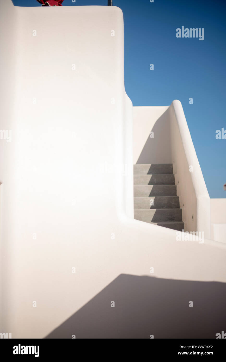 Santorini, Griechenland - 23. Juni 2018: am frühen Morgen Licht auf eine weiß-graue Treppe in Santorini. Stockfoto