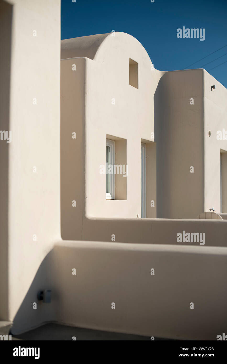 Santorini, Griechenland - 23. Juni 2018: am frühen Morgen Licht auf weißen Gebäuden in Santorini. Stockfoto