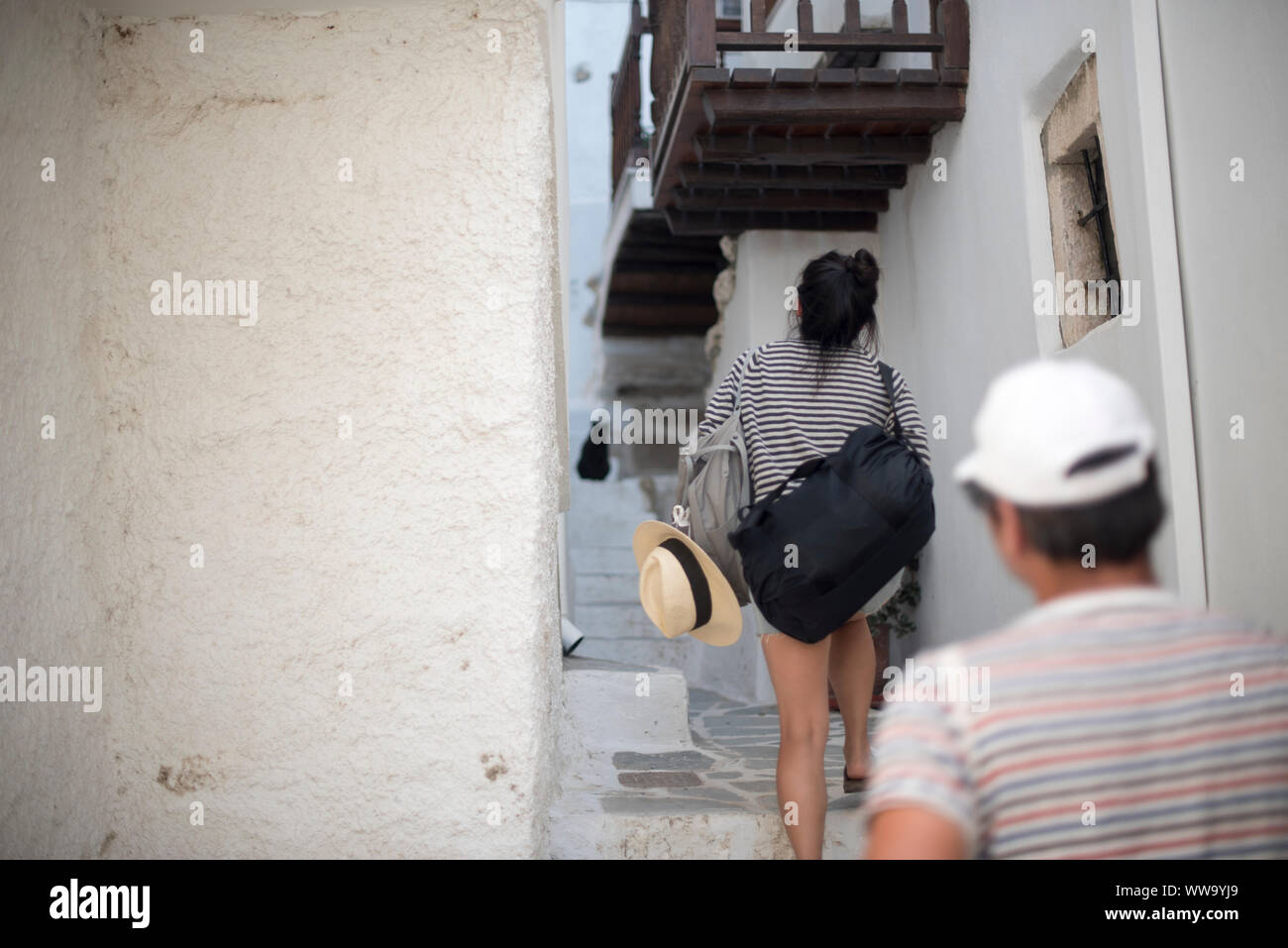 Naxo, Griechenland - 26. Juni 2018: Die Besucher der Insel Naxos wandern entlang der engen Treppen der Altstadt. Stockfoto