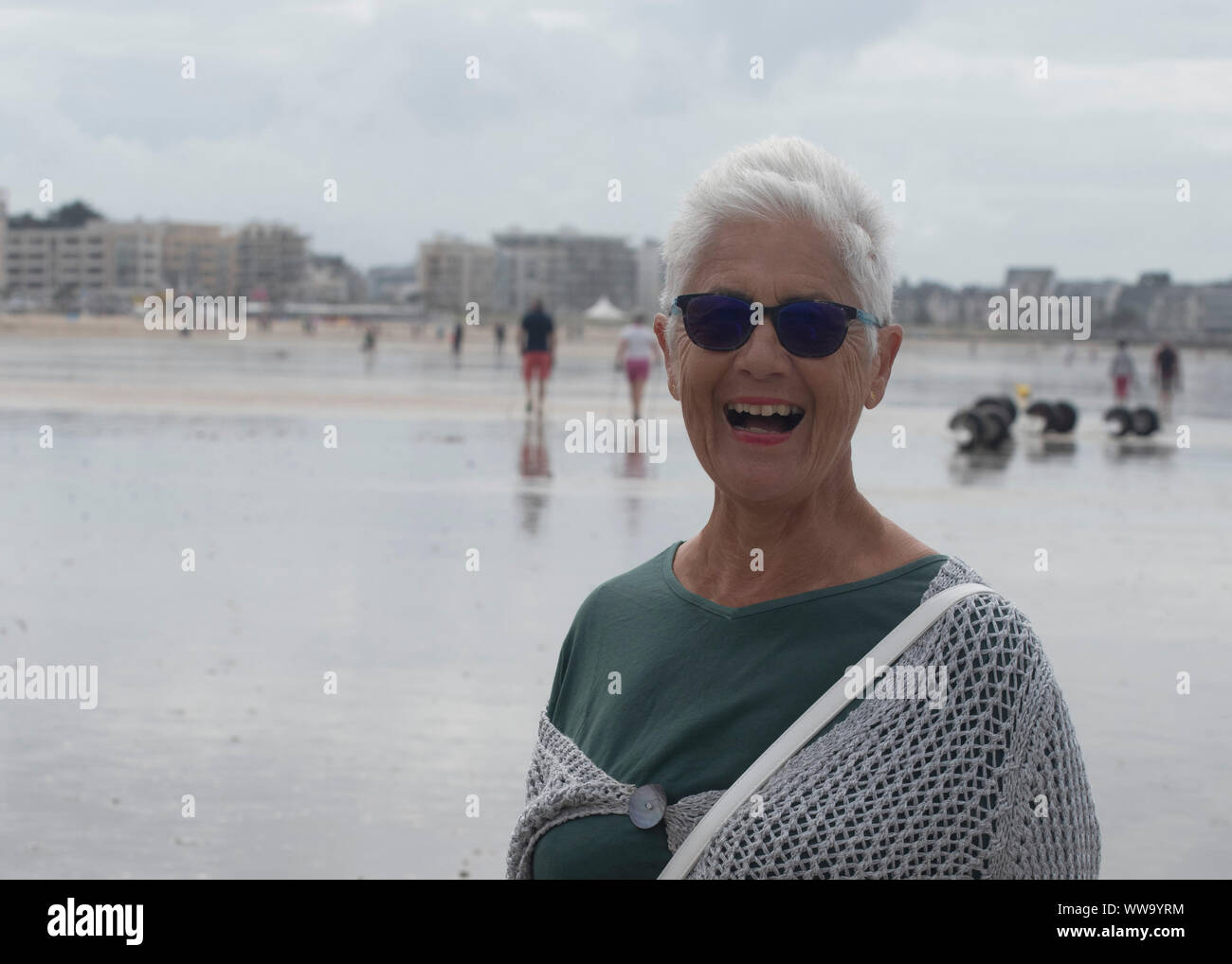 Eine ältere Frau am Strand Stockfoto