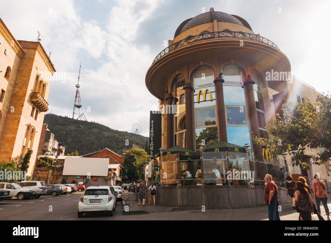 Die beliebten und berühmten McDonald's Restaurant Gebäude auf Rustaveli Avenue in Tiflis, der Hauptstadt Georgiens Stockfoto