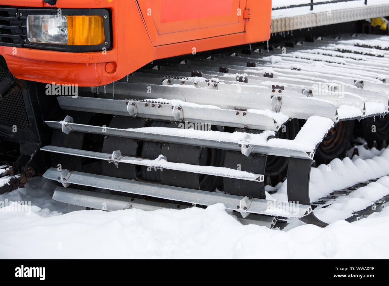 Red snowcat Bulldozer auf den Bergen ski Resort Stockfoto