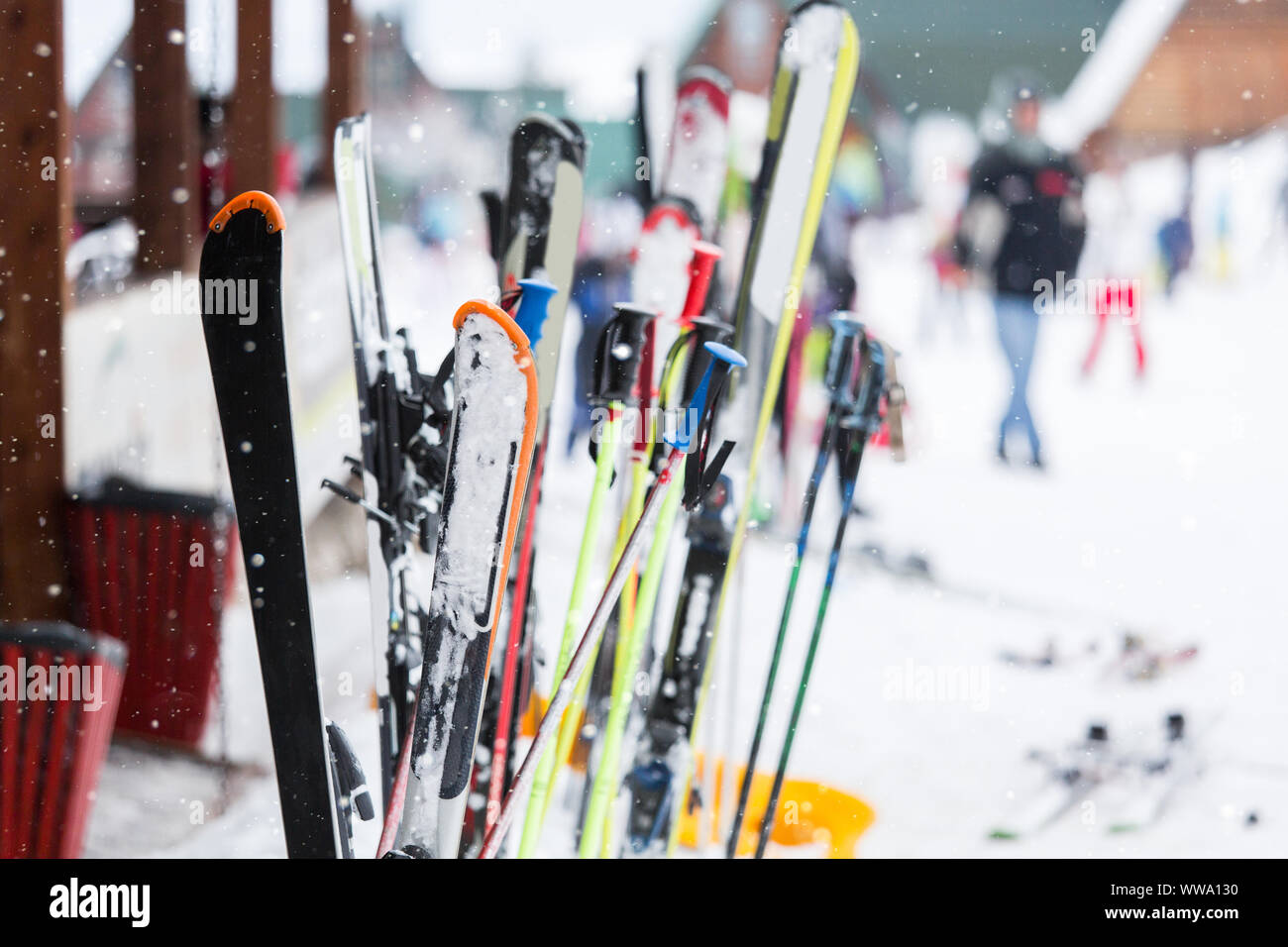 Ski und Ausrüstung in den Schnee im Resort Stockfoto