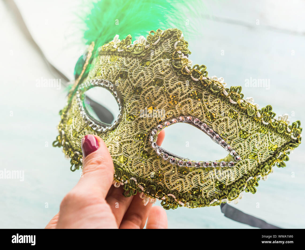 Karneval Karneval goldene Maske in der Hand der Frau. Stockfoto