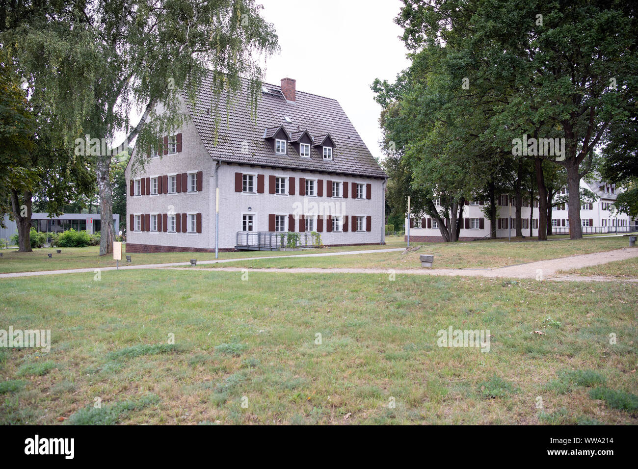 13. September 2019, Brandenburg, Fürstenberg/Havel: Der ehemalige SS-Siedlung auf dem Gelände der Gedenkstätte Ravensbrück. Die Gedenkstätte Ravensbrück feiert den 60. Jahrestag ihrer Gründung (12.09.) Am 14. September 2019 mit einem ganztägigen Programm. Zusätzlich zu einer Ausstellungseröffnung, das Programm umfasst ein Buch Präsentation, eine Podiumsdiskussion mit Teilnehmern der Eröffnungsveranstaltung und das Diskussionsforum "Ravensbrück 2030". Foto: Soeren Stache/dpa-Zentralbild/ZB Stockfoto