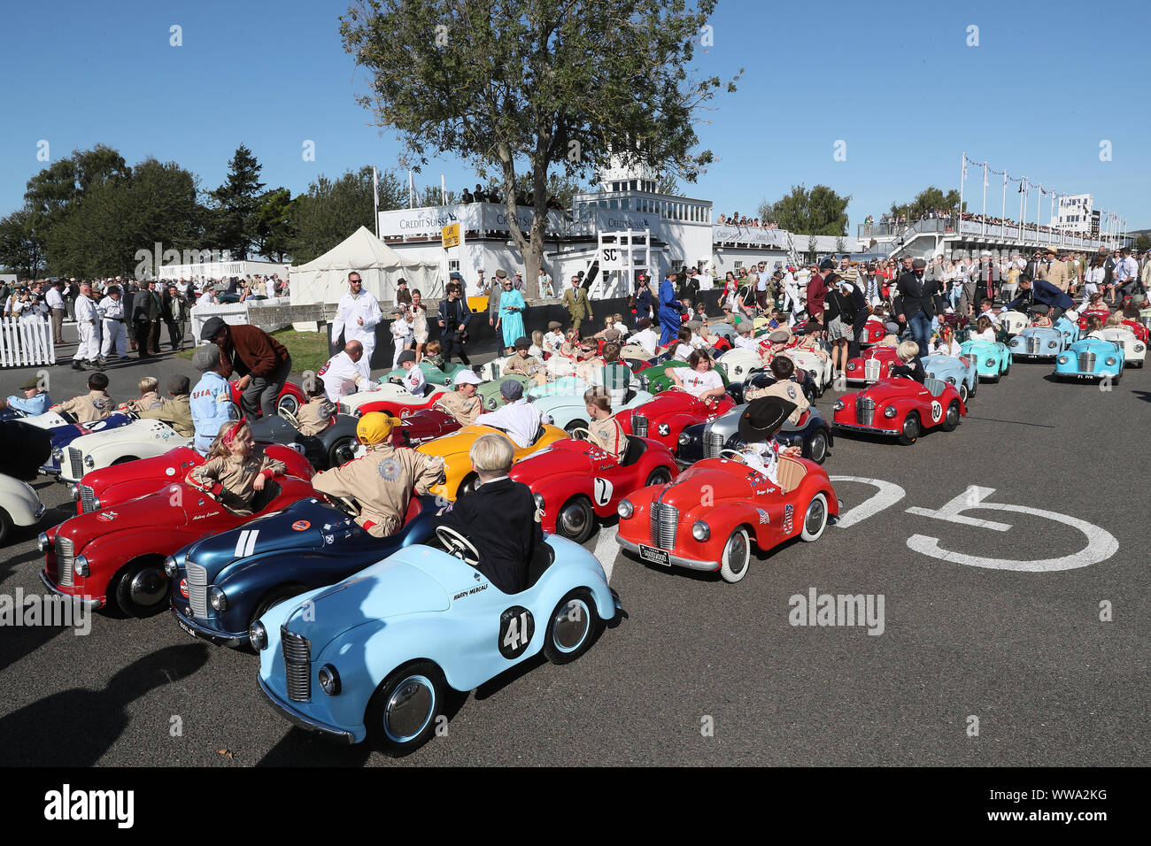 Goodwood, West Sussex, UK. 14. September 2019. Konkurrenten am Ende der Austin J 40 Settrington Cup Pedal Car Race Teil 1 Am Goodwood Revival in Goodwood, West Sussex, UK. © Malcolm Greig/Alamy leben Nachrichten Stockfoto