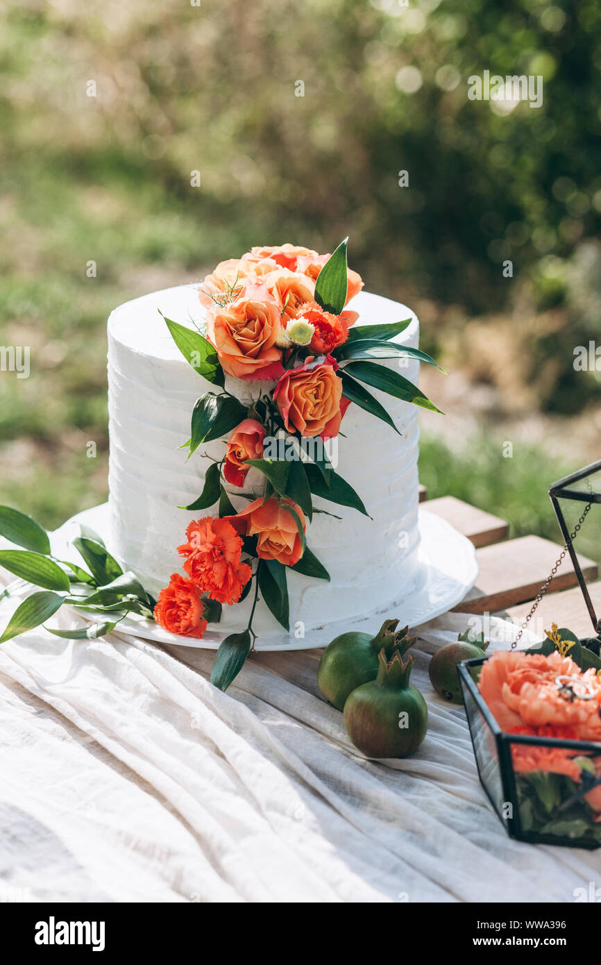 Frisch Hochzeit und Feier Kuchen auf einem Tisch im Freien eingerichtet. Stockfoto