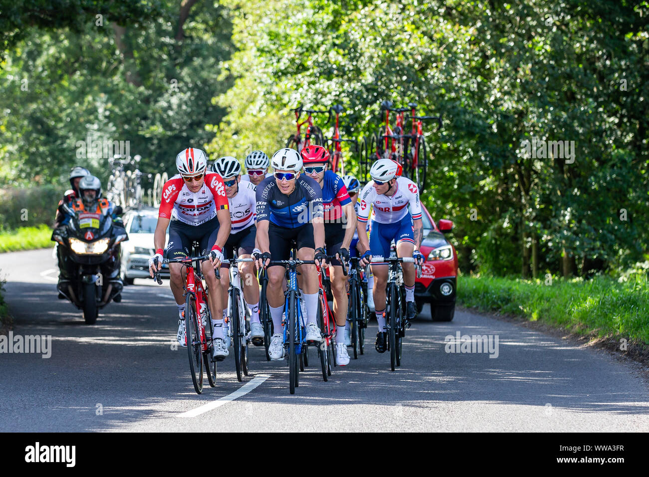 Manchester, Großbritannien. 14 Sep, 2019. ; OVO Tour durch Großbritannien radfahren, Etappe 8 enthält fast 2.000 Meter klettern, einschließlich der berühmten Aufstieg der Rake bei Ramsbottom, vor der Fertigung auf der ikonischen Deansgate, Manchester City Centre; Mitfahrer hinten das Feld holen - Redaktionelle Verwendung Credit: Aktion Plus Sport Bilder/Alamy leben Nachrichten Stockfoto