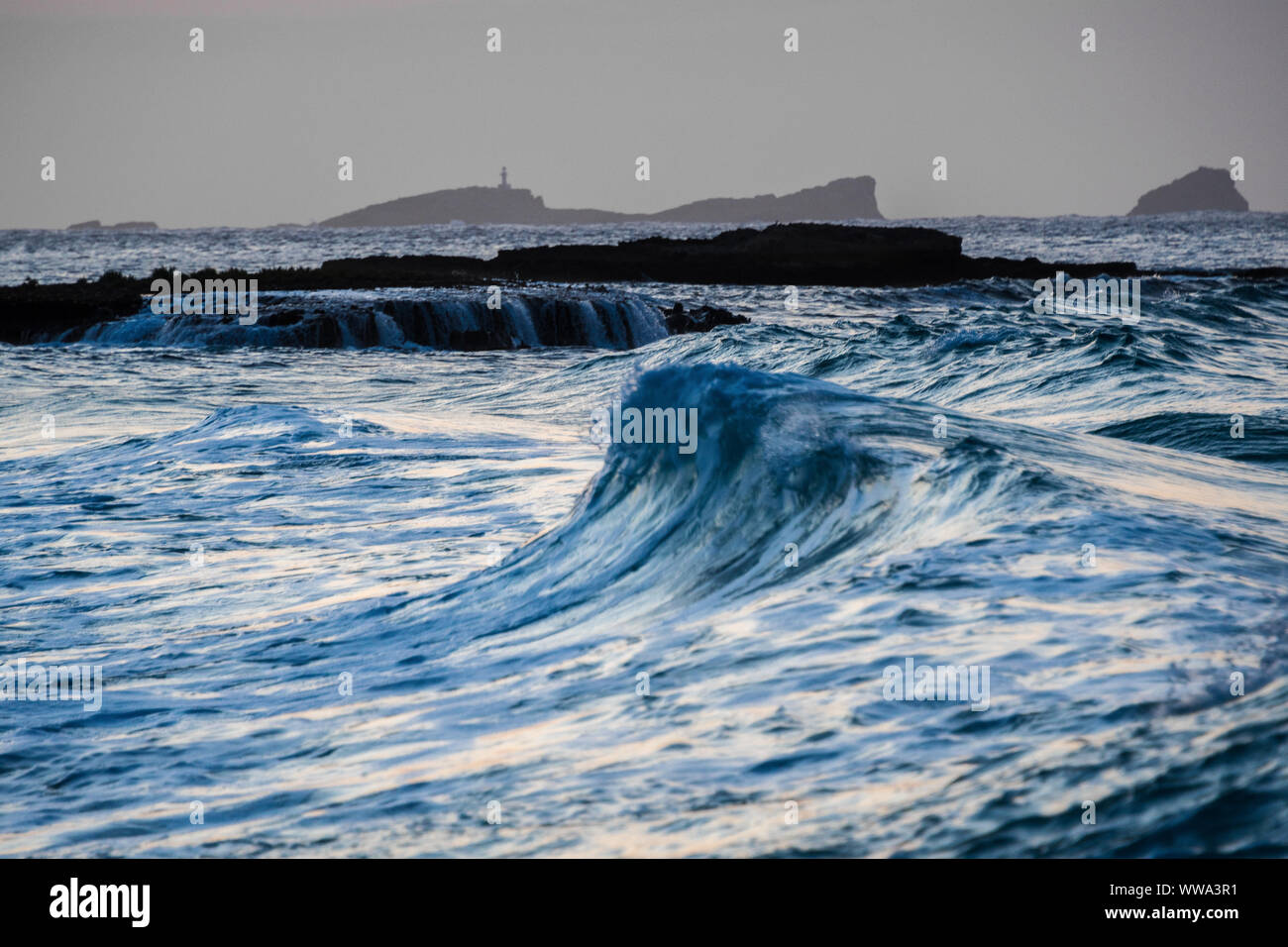 Ibiza/Spanien - 12. September 2019: welliges Meer vor der kleinen Inseln an der Cala de Comte Stockfoto