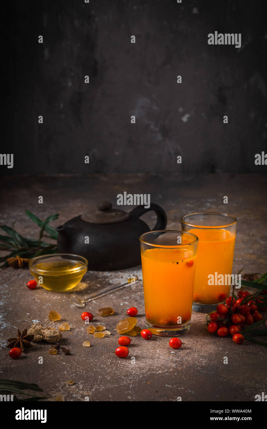 Zwei Gläser von Berry Tee mit Tee- und kopieren. Stockfoto