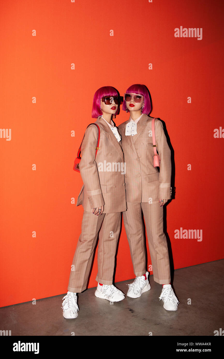 Tokio Zwillinge Ami & Aya an der vorderen Zylinderreihe während des Ports 1961 Frühjahr/Sommer 2020 London Fashion Week zeigen in der Tate Modern in London. Stockfoto