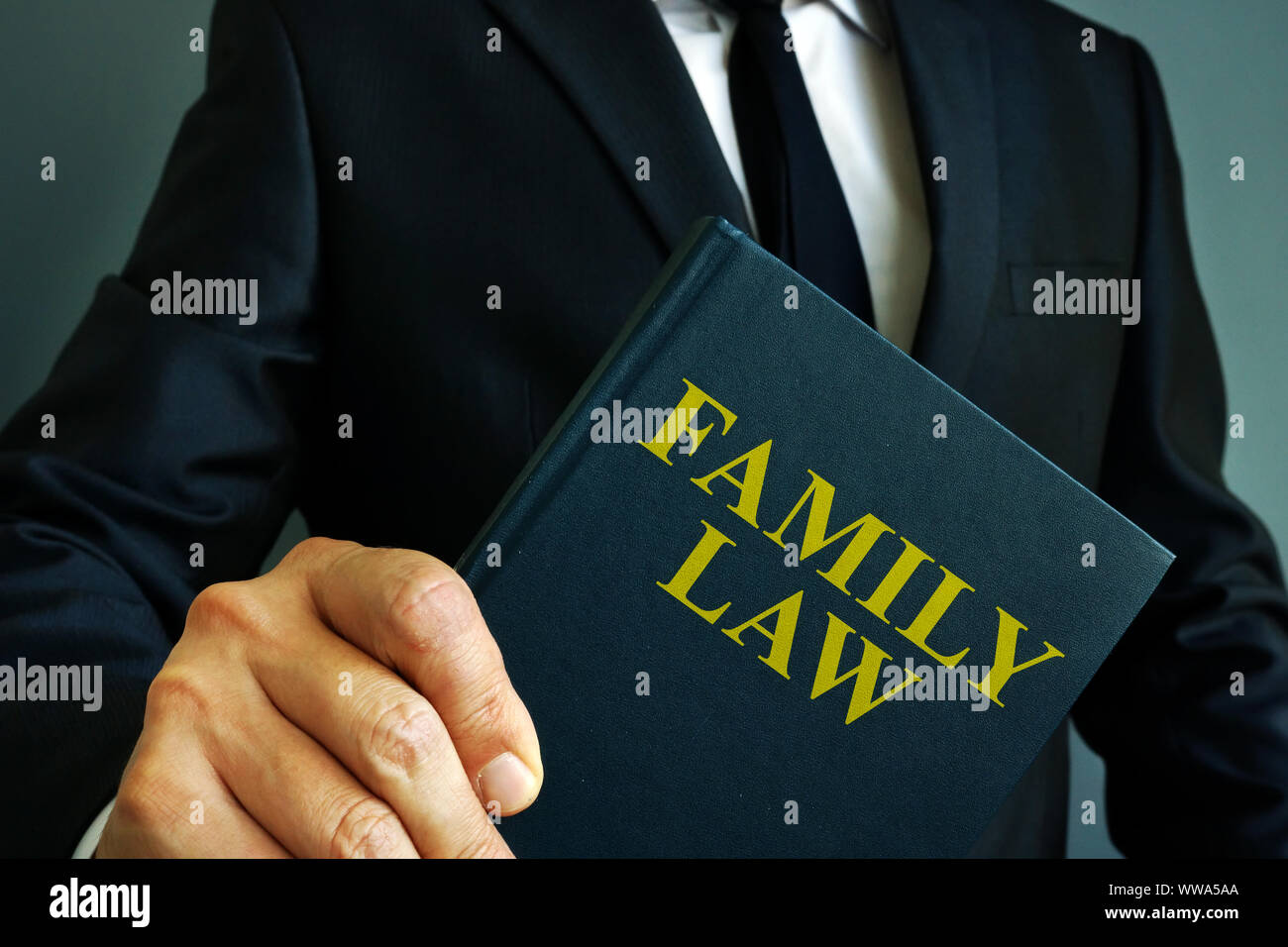Familienrecht Buch über Scheidung in den Händen eines Mannes. Stockfoto