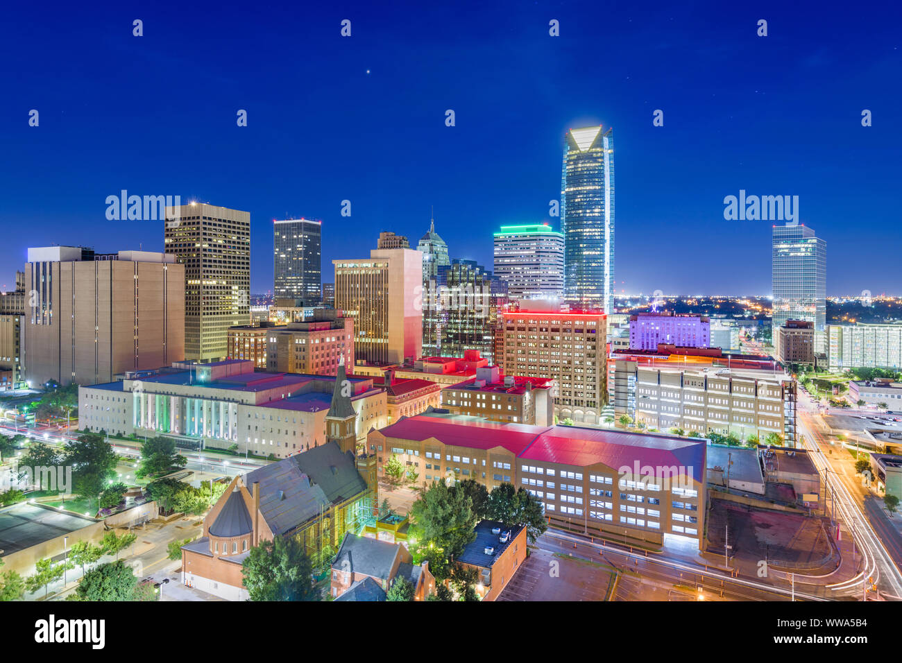 Skyline der Innenstadt von Oklahoma City, Oklahoma, USA in der Dämmerung. Stockfoto