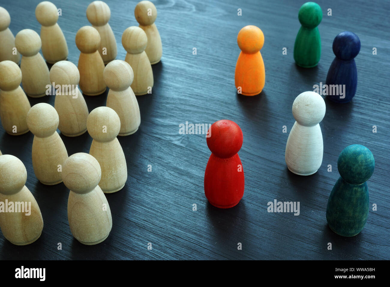 Vielfalt und Integration Konzept. Holz- und bunten Figuren. Stockfoto