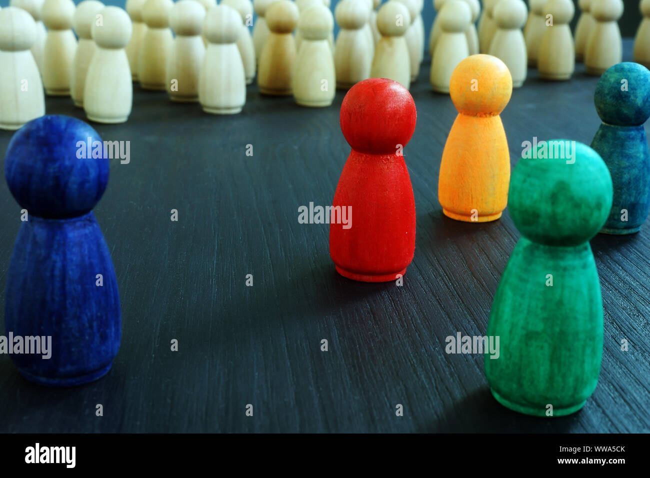 Integration und Gleichstellung Konzept. Holzfiguren mit verschiedenen Farben. Stockfoto