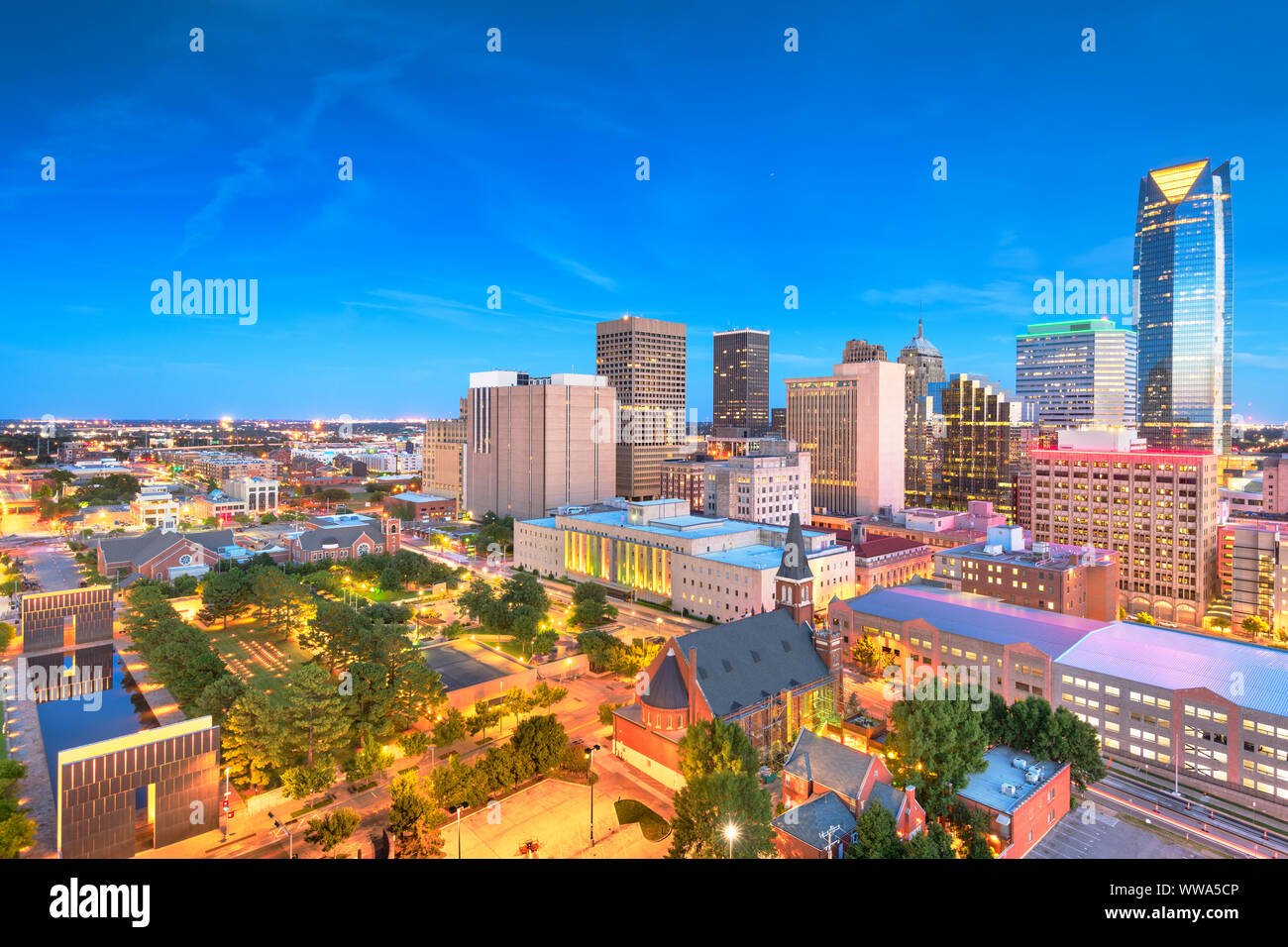 Skyline der Innenstadt von Oklahoma City, Oklahoma, USA in der Dämmerung. Stockfoto