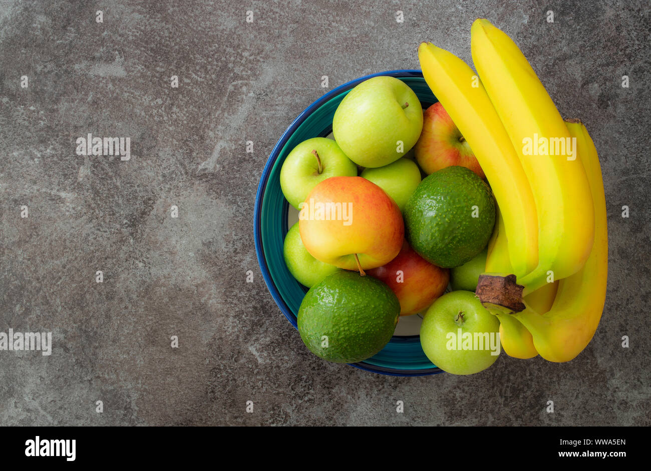 Direkt oberhalb der Schuß von gesunden Früchten in der Keramik Schüssel auf Stein Küche Zähler Stockfoto