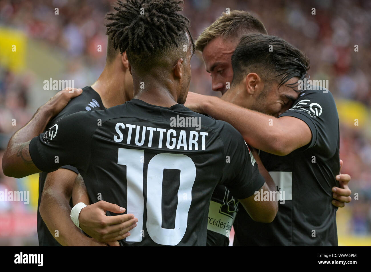 14. September 2019, Bayern, Regensburg: Fussball, 2.Bundesliga Jahn Regensburg - VfB Stuttgart, 6. Spieltag in der Continental Arena: Nicolás González aus Stuttgart (2. von rechts) jubelt nach seinem Tor zum 0:1 gegen Regensburg mit seinen Mannschaftskameraden Marc-Oliver Kempf (l), Daniel Didavi und Philipp Förster (r). Foto: Armin Weigel/dpa - WICHTIGER HINWEIS: In Übereinstimmung mit den Anforderungen der DFL Deutsche Fußball Liga oder der DFB Deutscher Fußball-Bund ist es untersagt, zu verwenden oder verwendet haben Fotos im Stadion und/oder das Spiel in Form von Bildern und/oder Videos - wie phot genommen Stockfoto