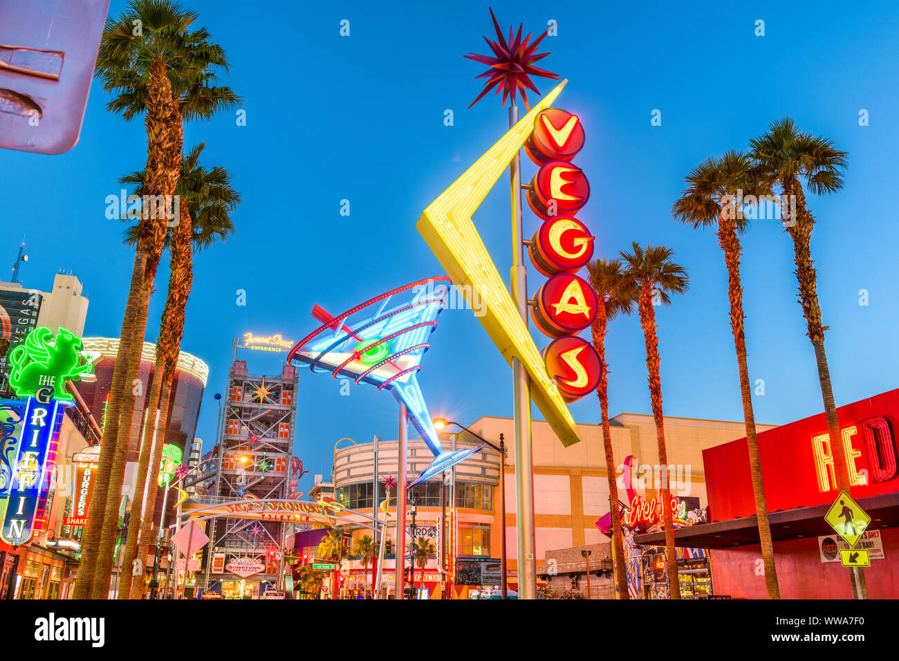 LAS VEGAS, Nevada - Mai 13, 2019: Fremont East District von Las Vegas in der Morgendämmerung. Es gehört zu den bekanntesten Straßen in das Las Vegas Valley. Stockfoto