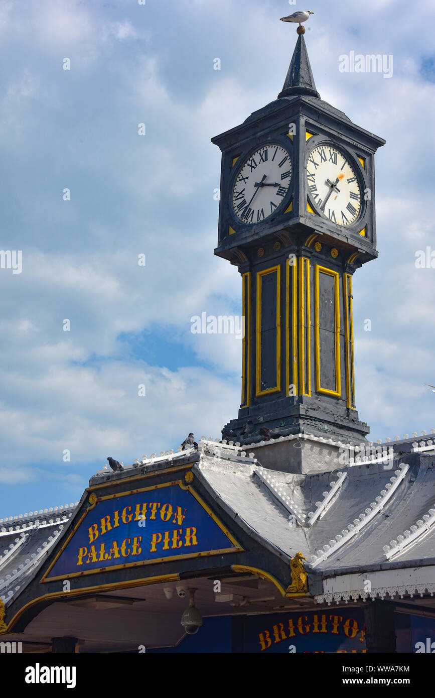 Brighton, England, August 2, 2019: Clock Tower auf dem Palace Pier, Brighton Stockfoto