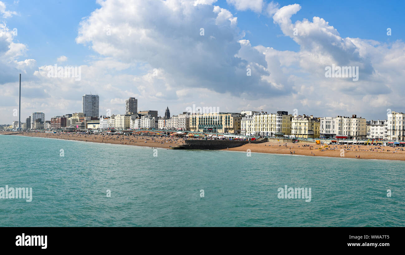 Brighton, Großbritannien - 23 Aug 2, 2019: Blick entlang Brighton Beach aus dem Palace Pier Stockfoto