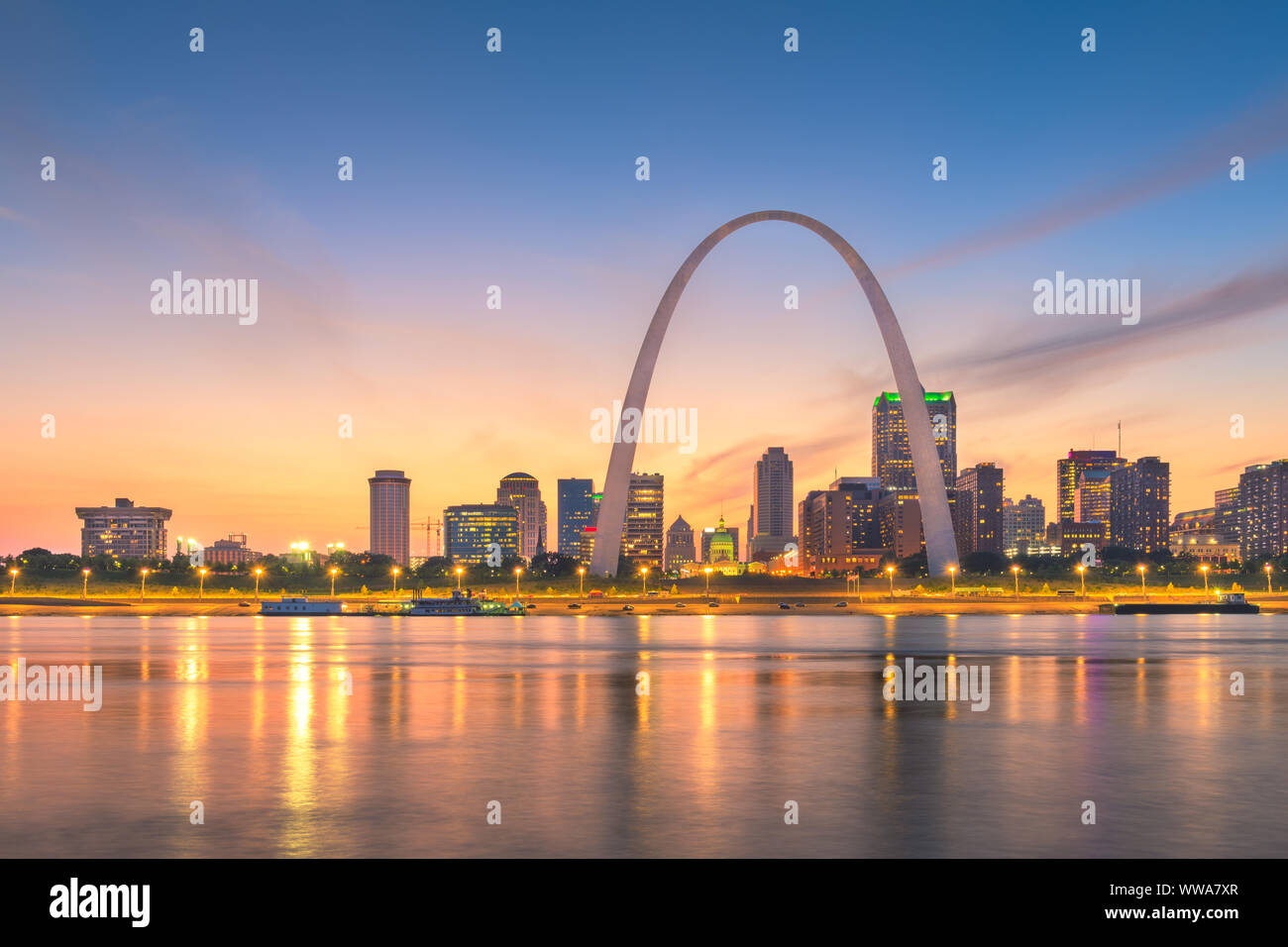 St. Louis, Missouri, USA downtown Stadtbild auf dem Fluss in der Dämmerung. Stockfoto