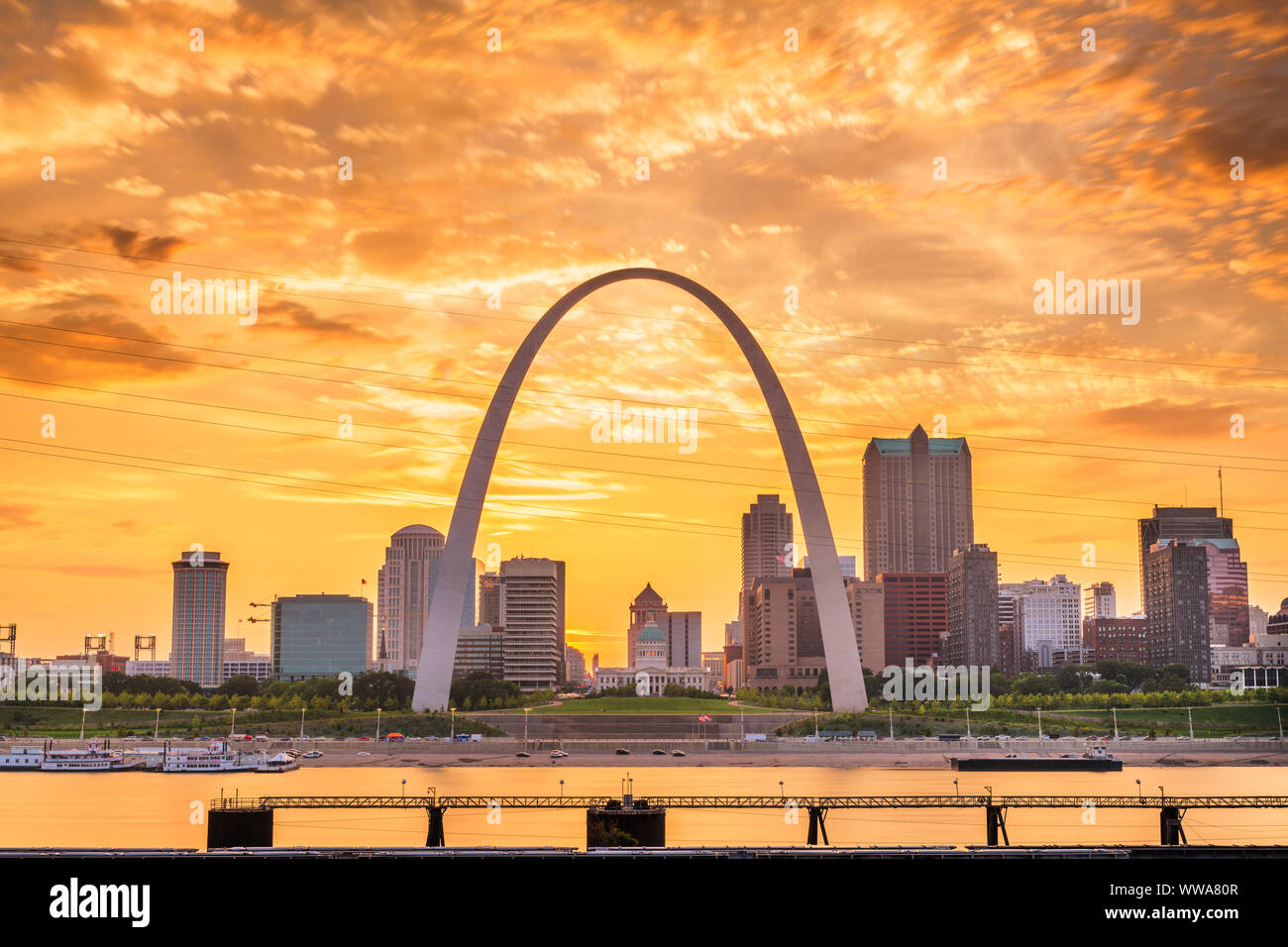 St. Louis, Missouri, USA downtown Stadtbild auf dem Fluss in der Dämmerung. Stockfoto