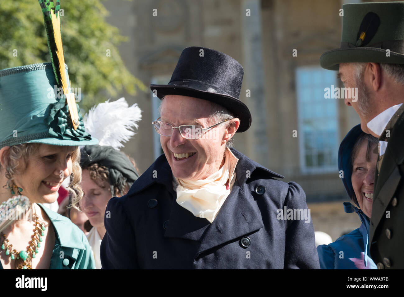 Badewanne, Somerset, UK. 14. September 2019. Jane Austen Enthusiasten in Regency Kostümen machen eine Prozession durch die Stadt. Das jährliche Festival zieht Austen Enthusiasten aus der ganzen Welt, die Prozession von rund 500 Menschen in Tracht ist der Beginn einer Woche von Austen inspirierte Veranstaltungen. Dieses Jahr die Prozession beginnt in Sydney Gärten macht eine Schleife durch die Stadt, vorbei an vielen Orten Austen mit, endet in der Parade Gärten vertraut gewesen wäre. Credit: Herr Standfast/Alamy leben Nachrichten Stockfoto