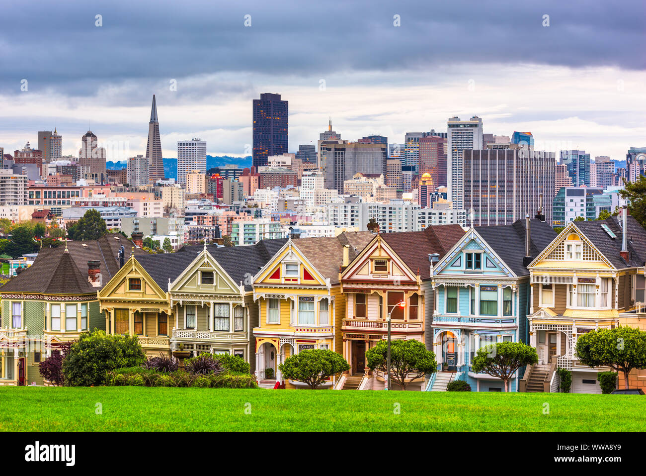 San Francisco, Kalifornien, USA Stadtbild am Alamo Square. Stockfoto