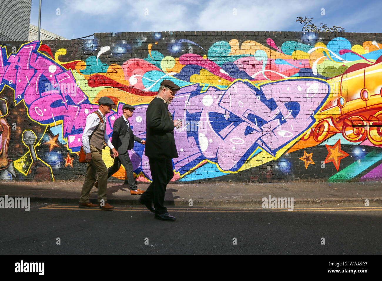 Birmingham, Großbritannien. 14 Sep, 2019. Die Besucher der legitimen Spitzer Scheuklappen Festival kommen im Stil. Die hit BBC TV-Drama - die in den Midlands Stadt festgelegt ist und am Schleifring Kultur in der ersten Hälfte des zwanzigsten Jahrhunderts - gefeiert wird mit Musik- und Gastveranstaltungen mit Besucher oben im Stil der Kleidung getragen durch die Form gekleidet. Credit: Peter Lopeman/Alamy leben Nachrichten Stockfoto